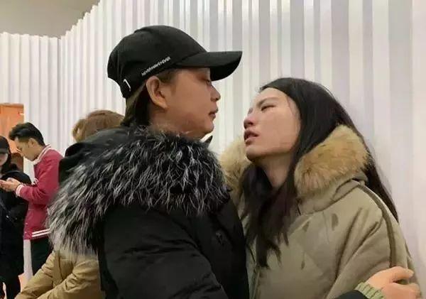 9岁女生隆鼻术后离奇死亡！医院竟背着家属偷偷…"