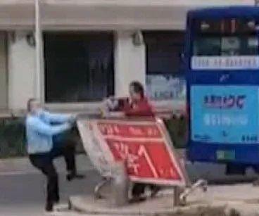 东莞一男子不戴口罩乘公交,还拿水果刀追打司机​