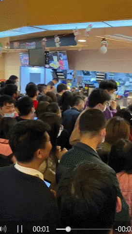 夸张！东莞人昨天是不用上班的？为了一个板烧鸡腿堡排队5小时！