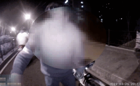 公司催我！女朋友也催我！小伙骑车逆行被拦后当场崩溃！网友：仿佛看到了自己
