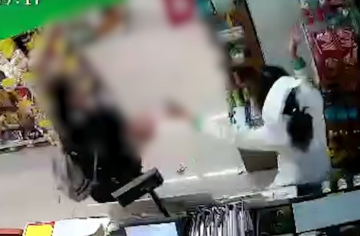 东莞这个女人“火了”！买退烧药拒登记还殴打店员！结果……