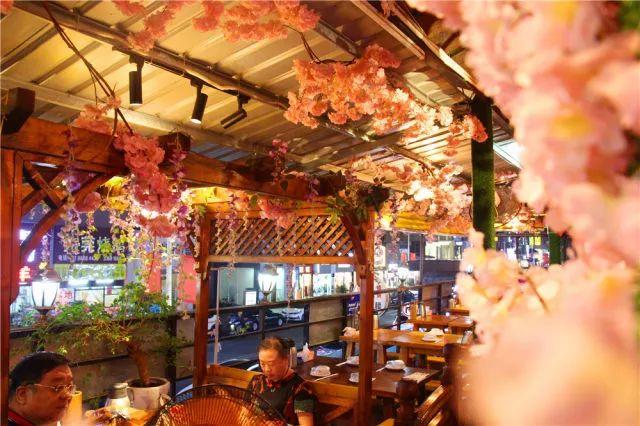 最火爆宵夜！49.9元张三疯烧烤3-4人餐招牌烤鱼（魔芋+豆腐条+豆芽）+烤鸡翅尖6串+烤深海鱼丸4串......