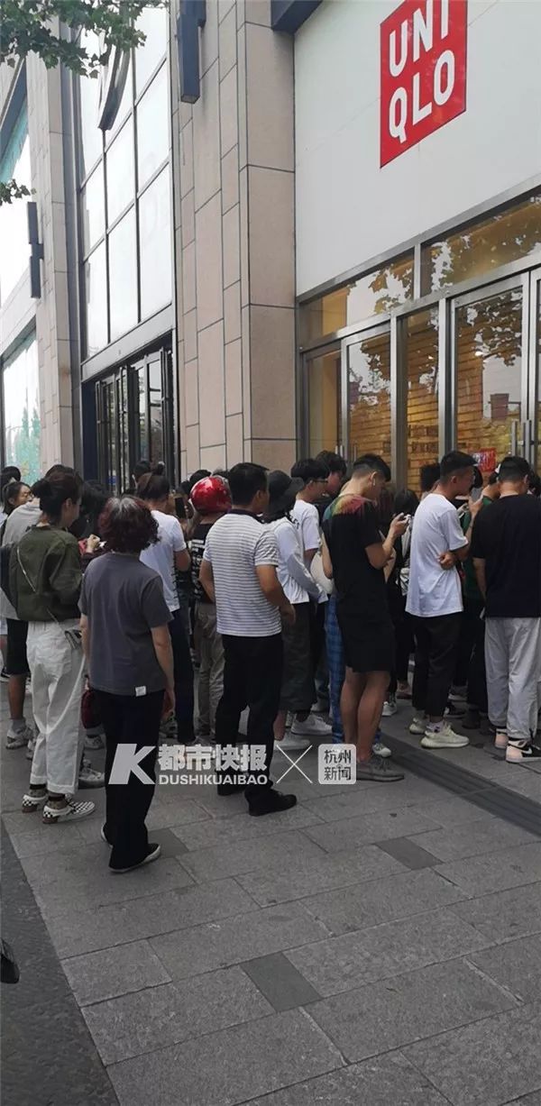疯狂！今早优衣库抢购衣服场面一度混乱，视频看呆！