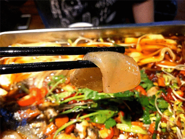 最火爆宵夜！49.9元张三疯烧烤3-4人餐招牌烤鱼（魔芋+豆腐条+豆芽）+烤鸡翅尖6串+烤深海鱼丸4串......