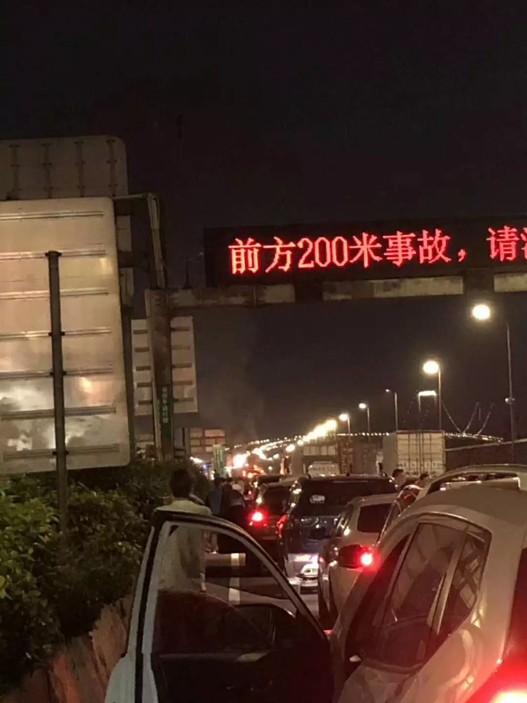 深夜东莞人的朋友圈都堵哭了！南沙大桥塞成新景点！