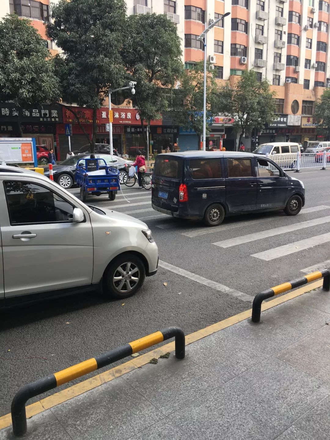 突发！东莞一行人被小车撞飞…这个路口，好多司机差点中招！