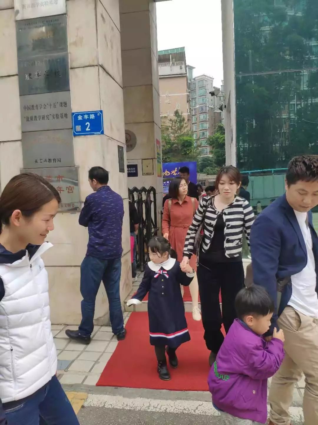 场面吓人！东莞幼升小、小升初招生开启！排队百米长龙！有人从昨晚开始排队！