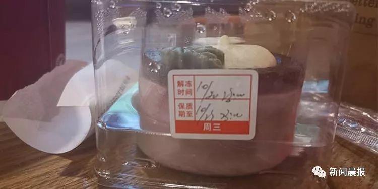 恶心！知名连锁咖啡店的蛋糕吃出活虫，保质期90天，曝光内幕太震惊