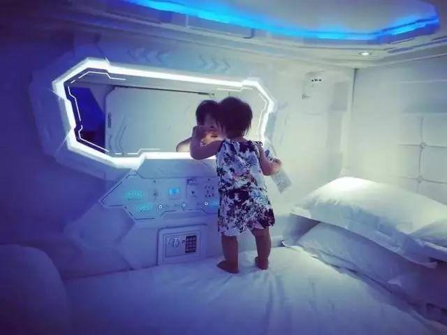8元抢自助2餐+12小时温泉水疗+恒温游泳池+干蒸+汗蒸+电影院+休息厅，周末通用不加收～"