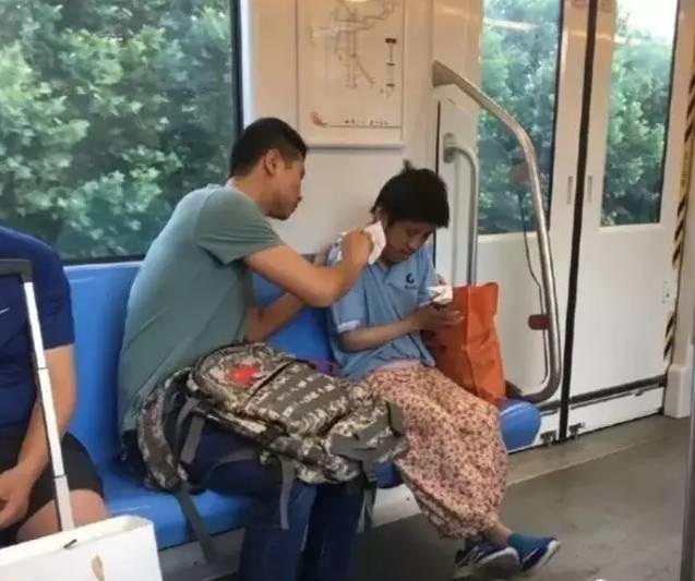 暖哭！男童地铁手写小纸片：让爸爸多睡会儿