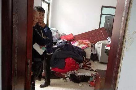 一声巨响，卧室门被炸到客厅！这个东西你家肯定也有！