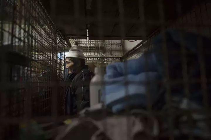 见过香港的"棺材房"，才知道自己住在东莞有多幸福！