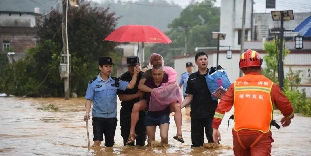 紧急预警！今晚有洪水！多地已经被淹！东莞人挺住！麻烦转给更多的人知道！