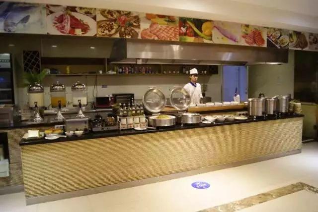 8元抢自助2餐+12小时温泉水疗+恒温游泳池+干蒸+汗蒸+电影院+休息厅，周末通用不加收～"