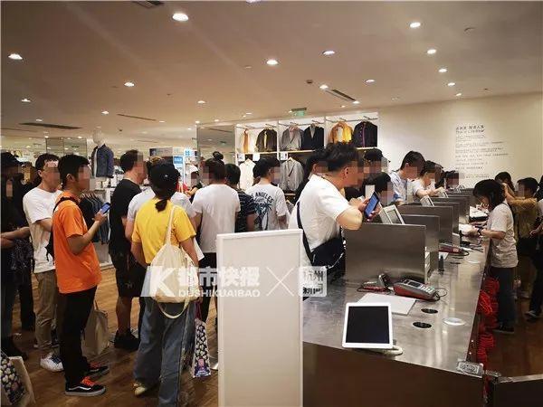 疯狂！今早优衣库抢购衣服场面一度混乱，视频看呆！