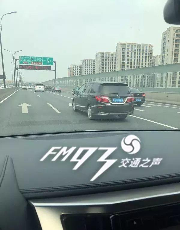 车主拍了3张照片，车友们一看全怒了：马上报警！