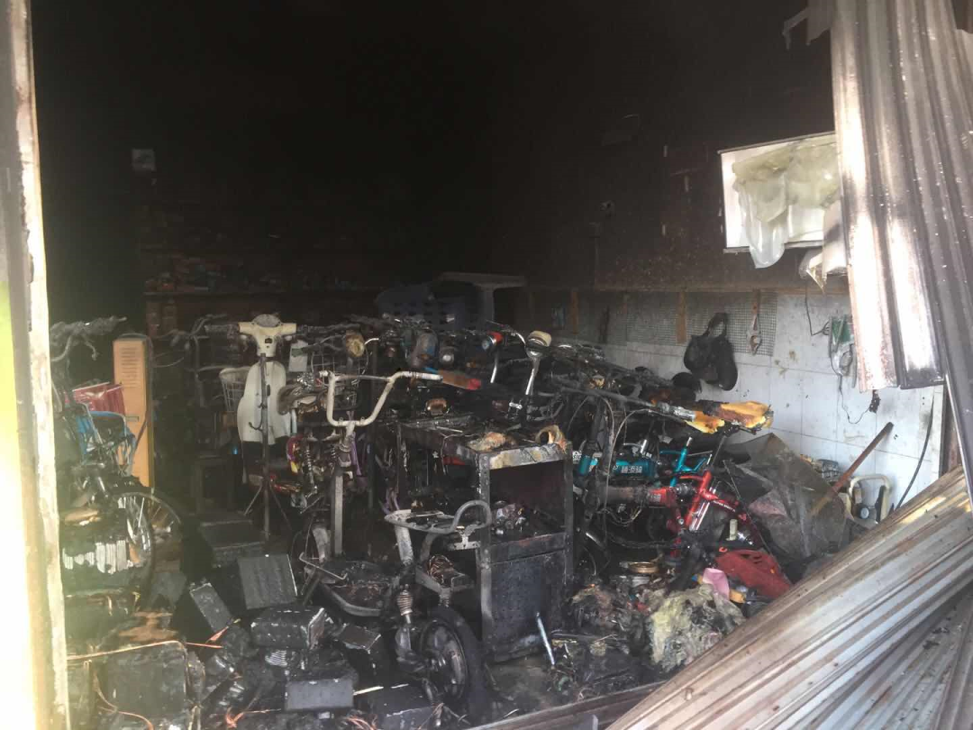 突发! 东莞寮步某店铺突发火灾, 现场火势猛烈, 浓烟滚滚!