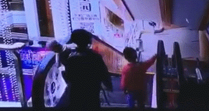 东莞妈妈抱娃乘扶梯，发生惨痛一幕！宝宝从3楼坠下身亡…