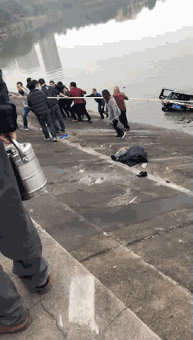 突发！东莞一小车坠湖司机被困！结局却让人感动！