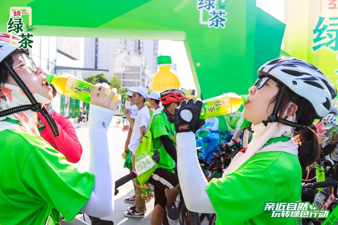 他来了，他来了，他脚踏单车过来了！
