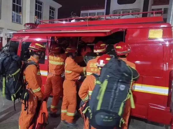 刚刚，噩耗再次传来！13人死亡200伤！7岁儿子遇难，爸爸失声痛哭