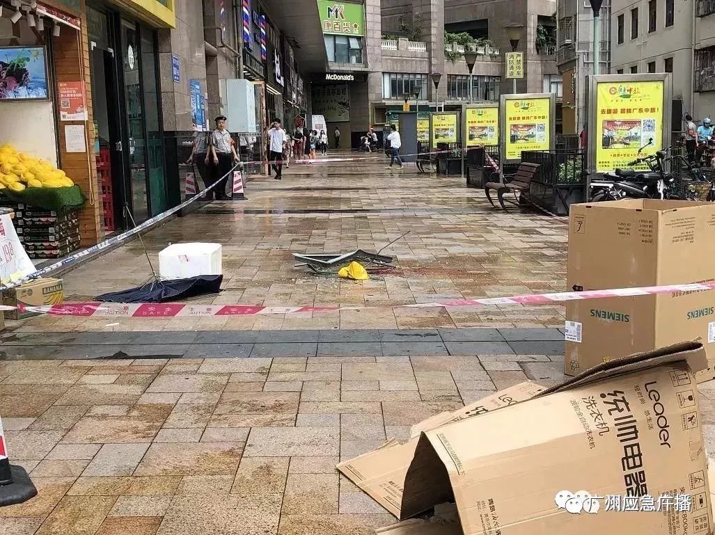 痛心！深圳一小区高层窗户坠落砸中6岁男童，妈妈当场崩溃…