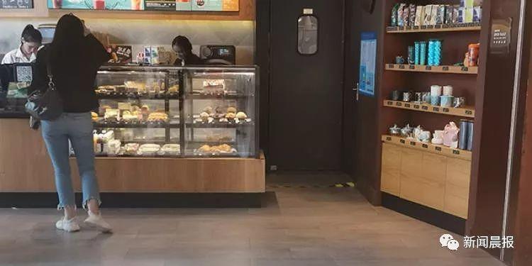恶心！知名连锁咖啡店的蛋糕吃出活虫，保质期90天，曝光内幕太震惊