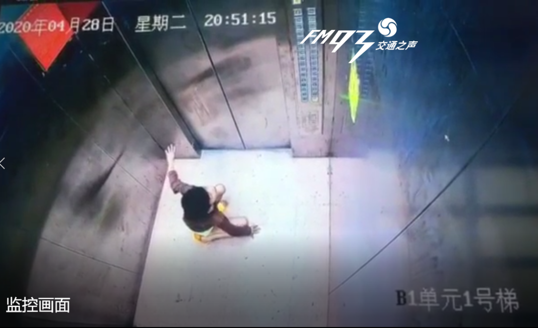 视频曝光！9岁男孩独自走进电梯，紧接着可怕的一幕发生了……