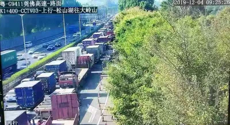 车龙十公里长！走这段路的东莞的司机大哥，注意提前绕行​！