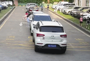 痛心！8岁女童停车场内奔跑玩耍被碾身亡！视频值得所有人警惕