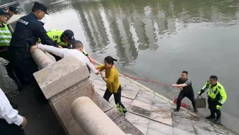 突发！东莞又一小车坠河，车里有3人！