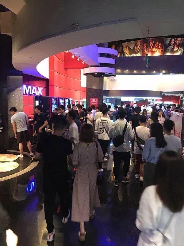 今天凌晨，东莞电影院发生这一幕，场面堪比“春运”！