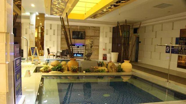 9元抢12小时温泉水疗+自助2餐+恒温游泳池+干蒸+汗蒸+电影院+休息厅，休闲娱乐任你嗨！周末通用不加收～"