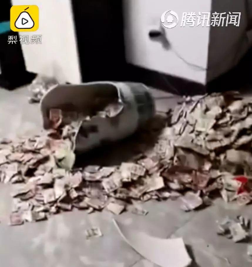 场面太壮观！男子私房钱暗藏花瓶被意外打碎，媳妇数了一上午！
