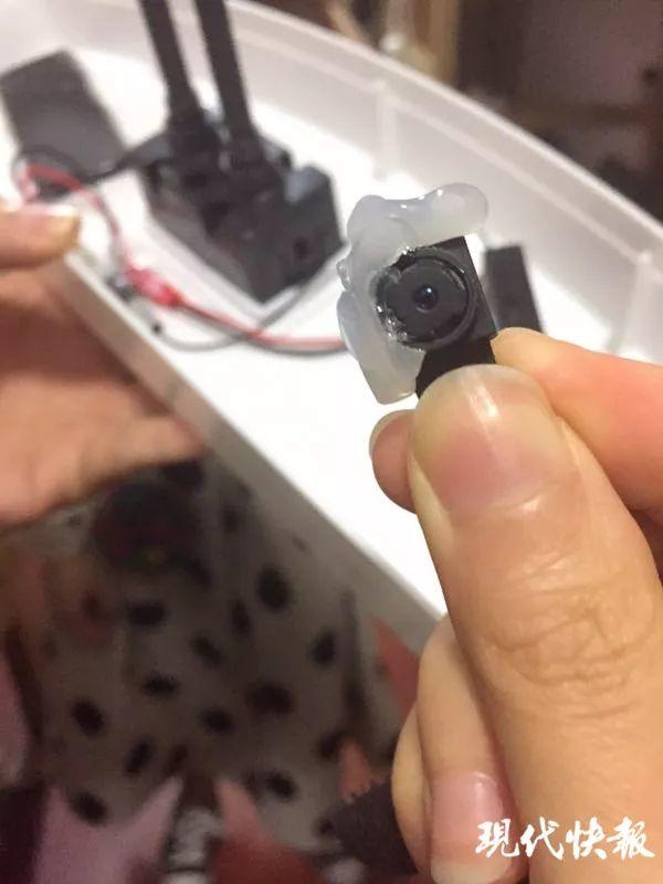 女大学生发现针孔摄像头，正对淋蓬头偷拍！更没想到的是……