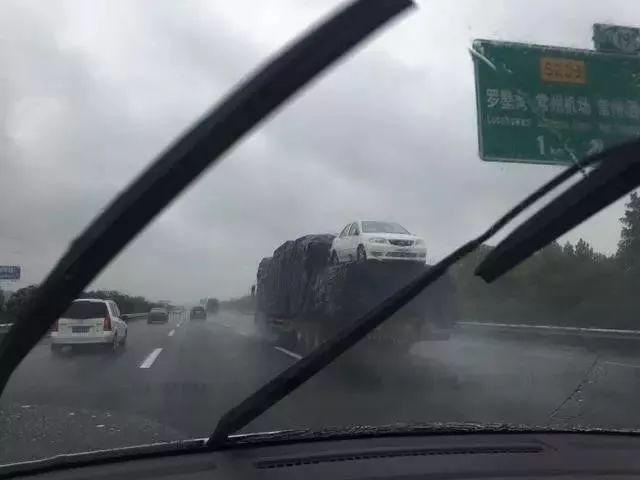 突发！东莞一小车在闹市爆燃起火！现场烈火冲天、浓烟滚滚、太吓人了……