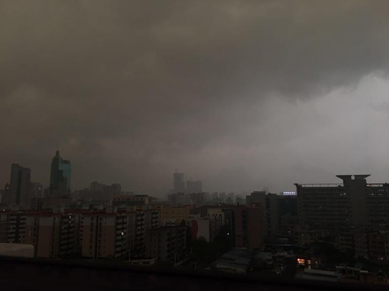 突发！东莞时空错乱！多个镇街被淹！车都翻了！