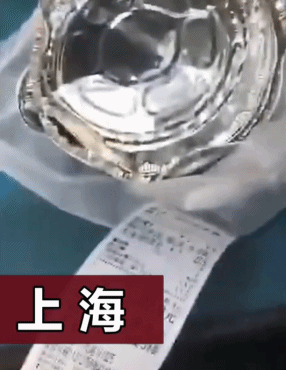 恶心！只因不下楼取餐，外卖员冲餐盒狂吐口水！