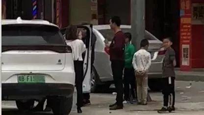 揪心！东莞一孩子被卷入车底！