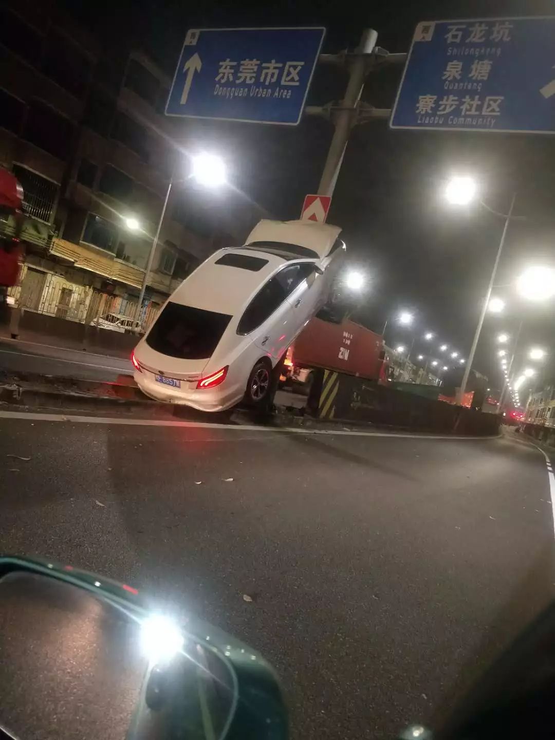 突发！东莞一小车飞天了？司机不见了…