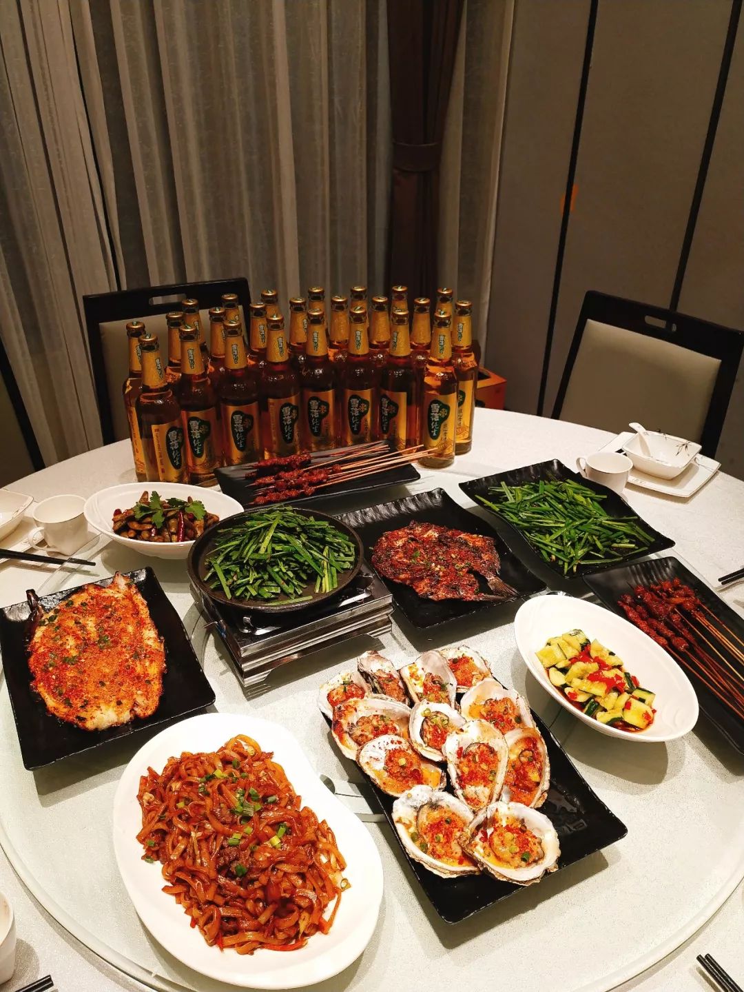 00瓶啤酒福利大放送！59元抢购原价1089元的【依谋食府】超值烧烤4人餐，烤生蚝•烤鲫鱼•烤串"