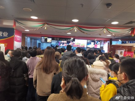夸张！东莞人昨天是不用上班的？为了一个板烧鸡腿堡排队5小时！