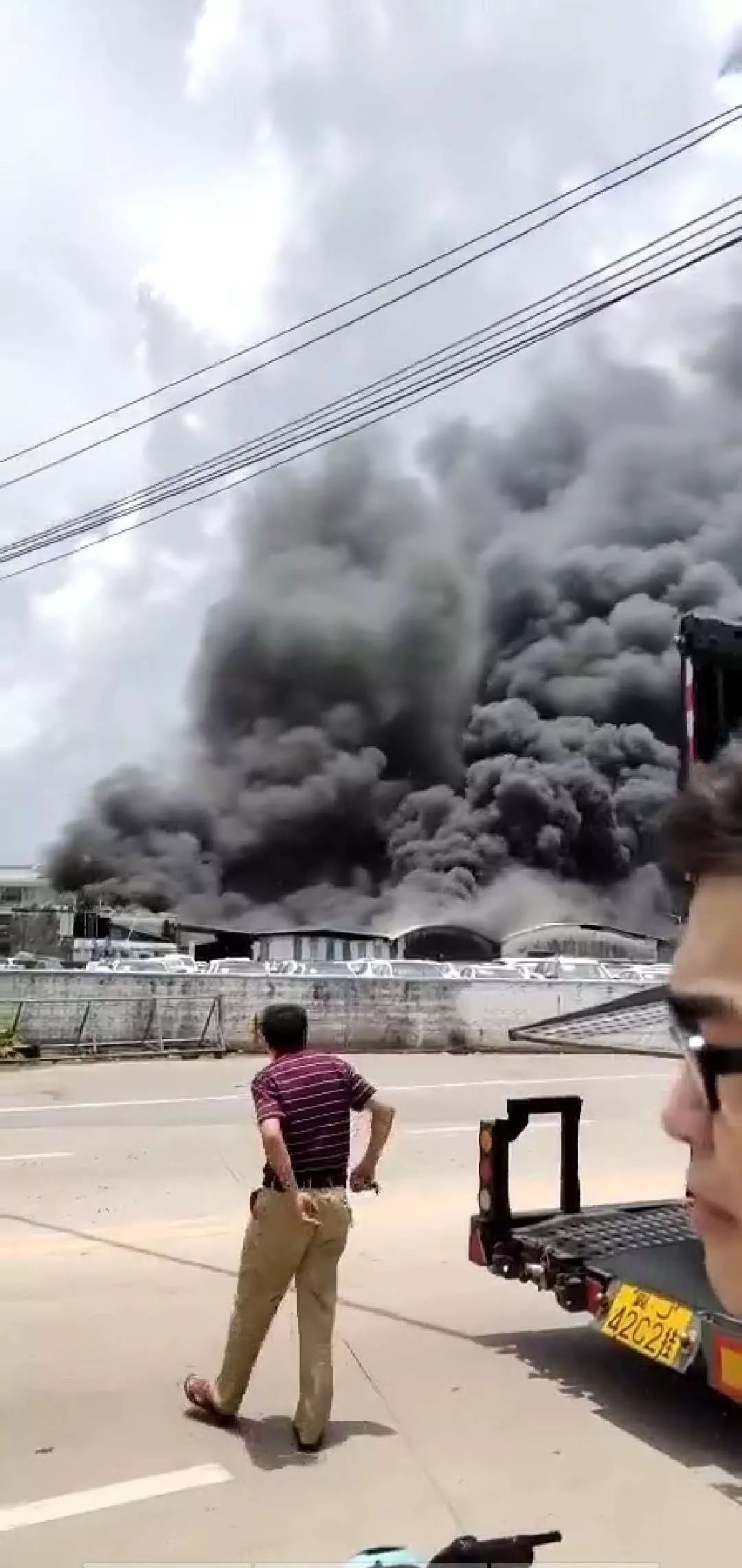 突发！东莞虎门高铁站附近发生火灾！黑烟滚滚！