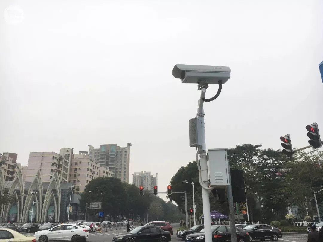 太羞耻了! 东城这个路口惊现巨型屏幕，其中画面"不堪入目"！