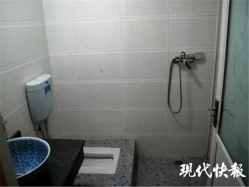 女大学生发现针孔摄像头，正对淋蓬头偷拍！更没想到的是……