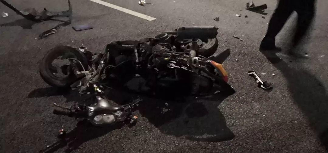 东莞摩托男3人逆行飞撞小车，瞬间弹飞空中5米高！