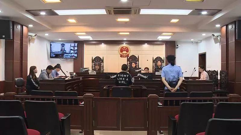 被判3年，赔117万！只因她走路闯了个红灯…
