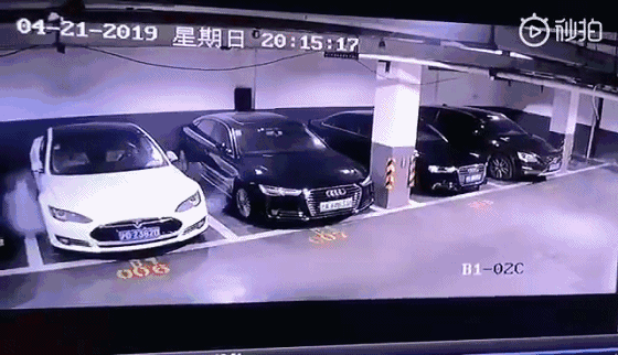 轰！特斯拉在车库突然自燃，8秒可怕视频刷屏！车主一夜没睡：当时并没在充电