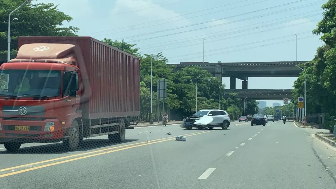突发！东莞一路段发生一起交通事故！引擎盖都翻了！