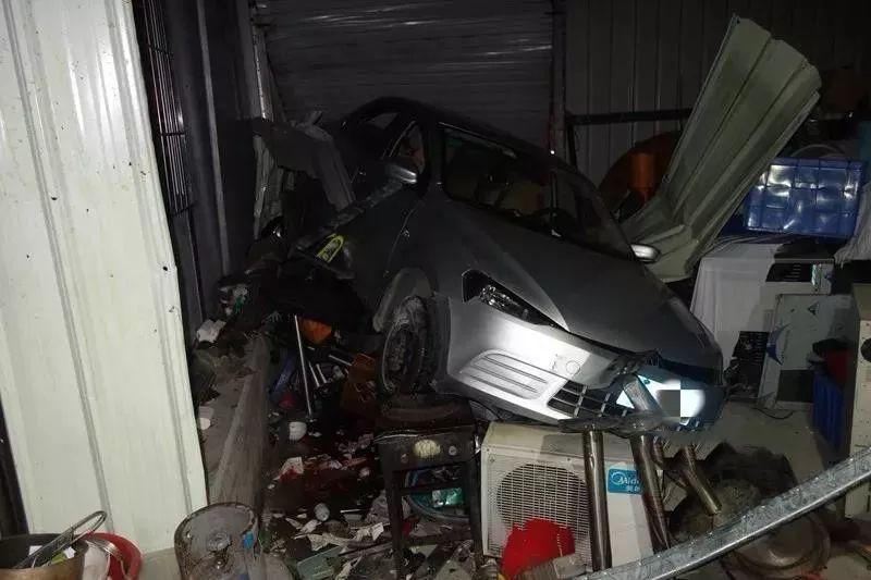 东莞一驾校训练车冲进厨房！一人死亡！